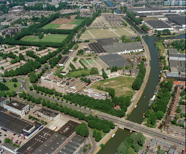 842594 Luchtfoto van het noordelijke deel van het bedrijventerrein Kanaleneiland te Utrecht, uit het zuidwesten. Rechts ...